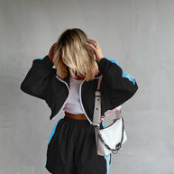 Damen Sportliches Windbreaker-Set mit elastischen Shorts WW