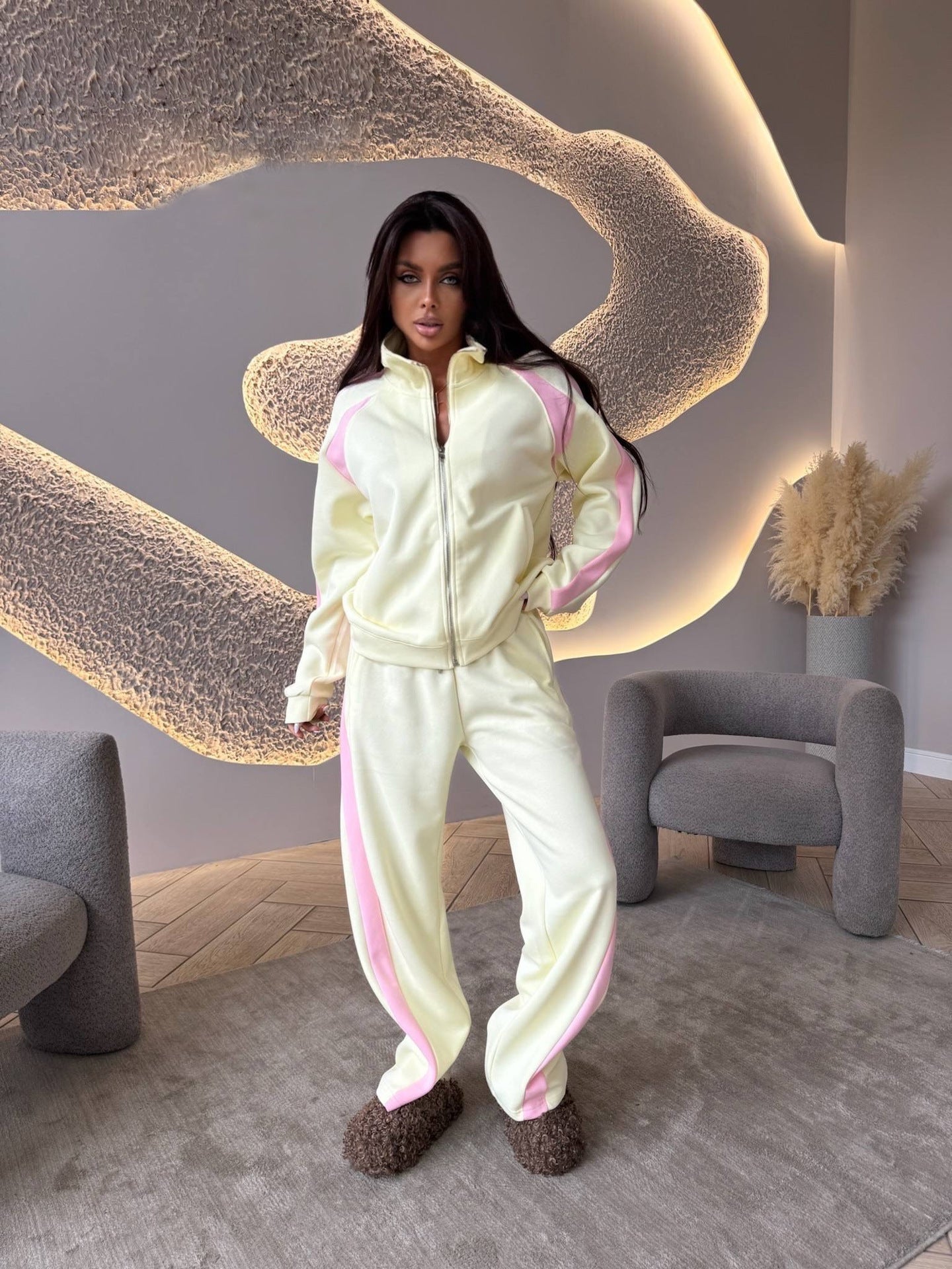 Damen sportlicher Trainingsanzug mit Reißverschluss und elastischen Akzenten WW