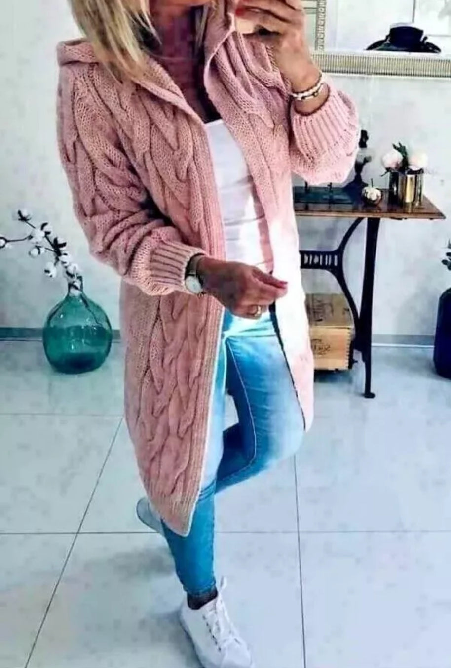 Damen Strickjacke mit tiefen Taschen und kunstvollem Zopfdesign WW