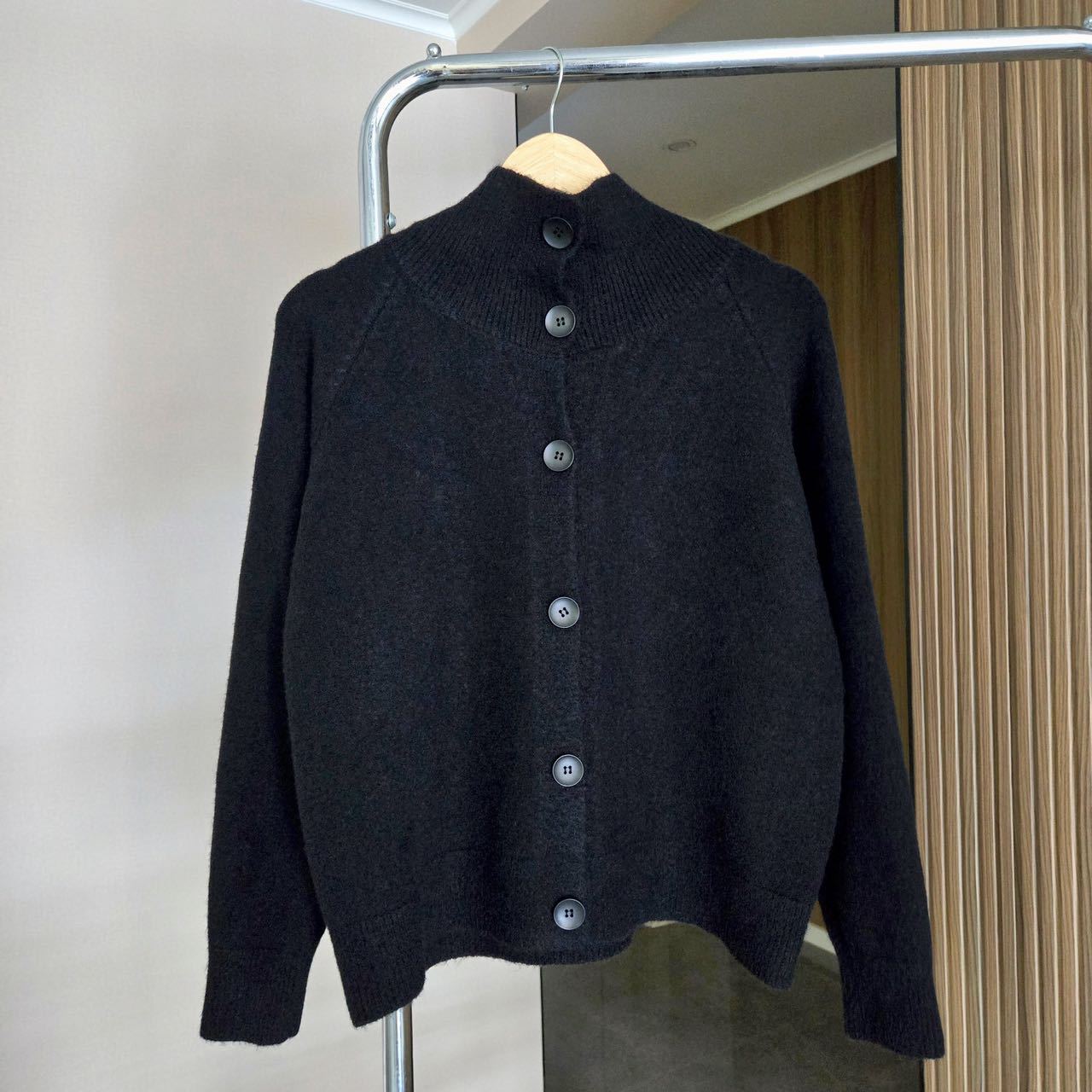 Damen Strickjacke mit hohem Kragen und großen Knöpfen WW