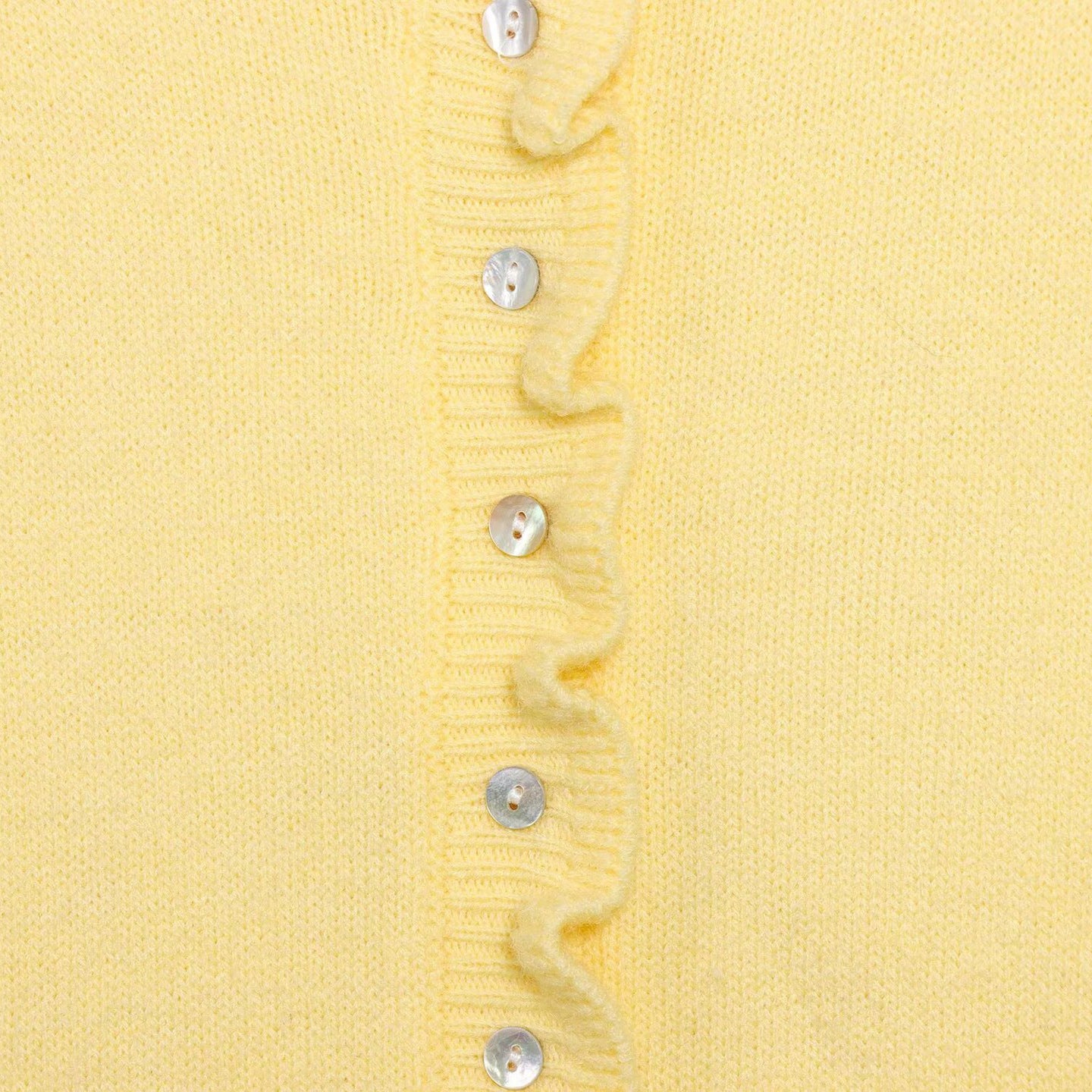 Damen Strickjacke mit eleganten Rüschendetails und Knopfverschluss WW