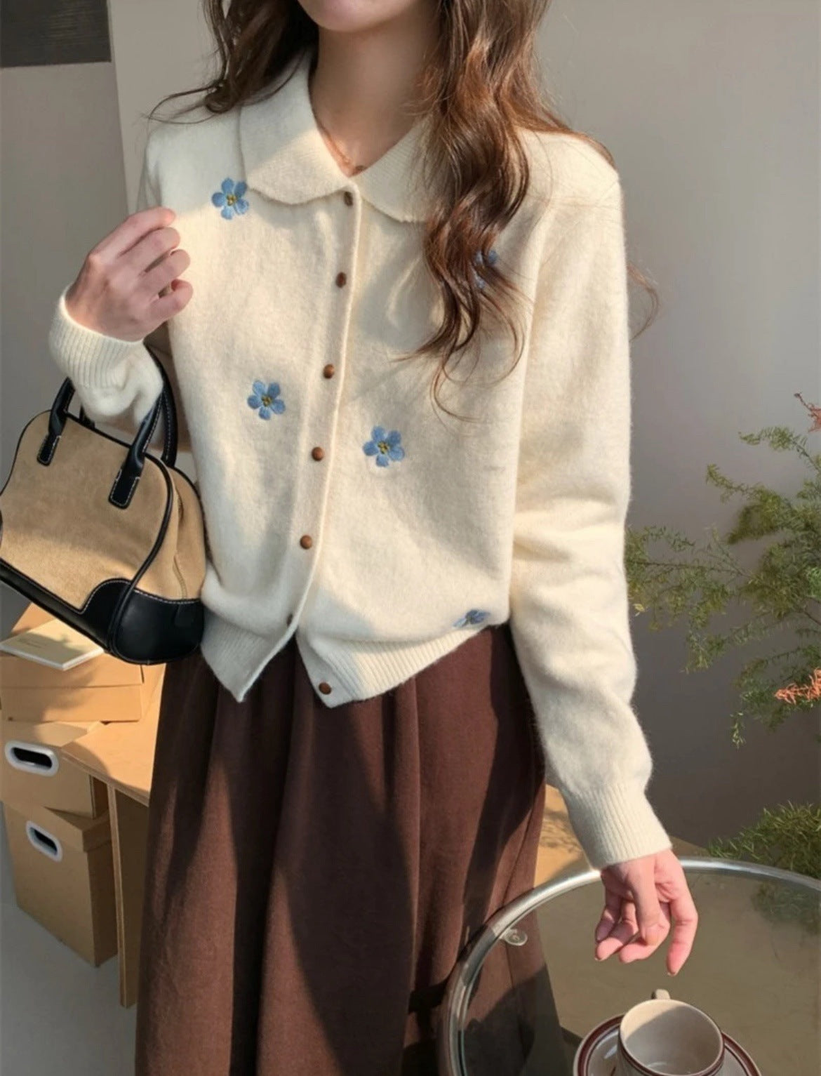 Damen Strickjacke mit floralen Applikationen und klassischem Kragen WW