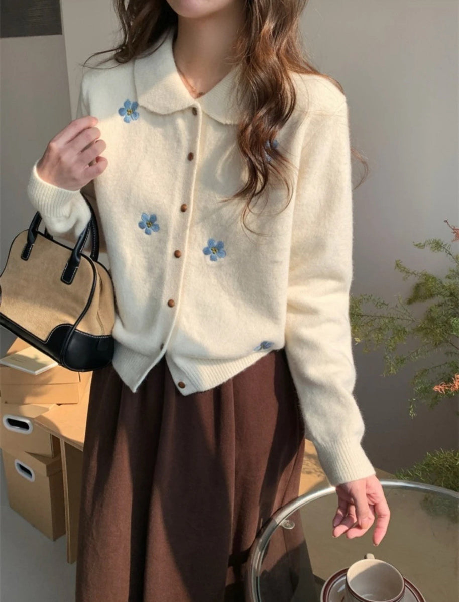 Damen Strickjacke mit floralen Applikationen und klassischem Kragen WW