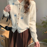 Damen Strickjacke mit floralen Applikationen und klassischem Kragen WW