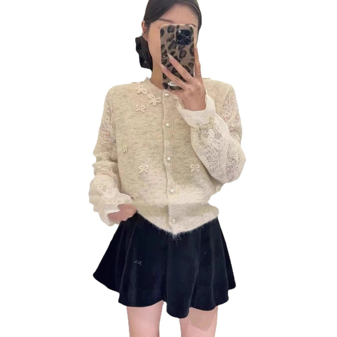Damen Strickjacke mit eleganten Spitzen- und Schleifendetails WW