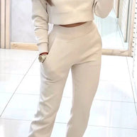 Damen sportlicher Lounge-Anzug mit cropped Oberteil und elastischen Hosen WW