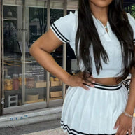 Damen Sportswear Set mit kurzem Oberteil und Faltenrock WW