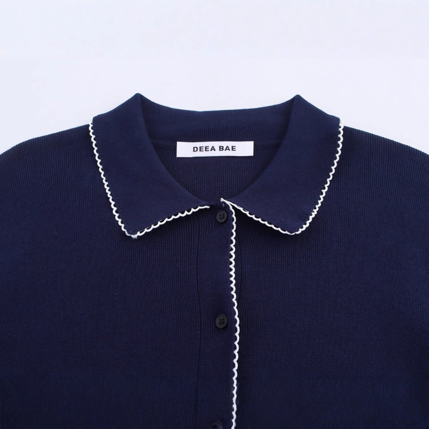 Damen Strickjacke mit eleganter Bubikragen und feinen Knopfdetails WW