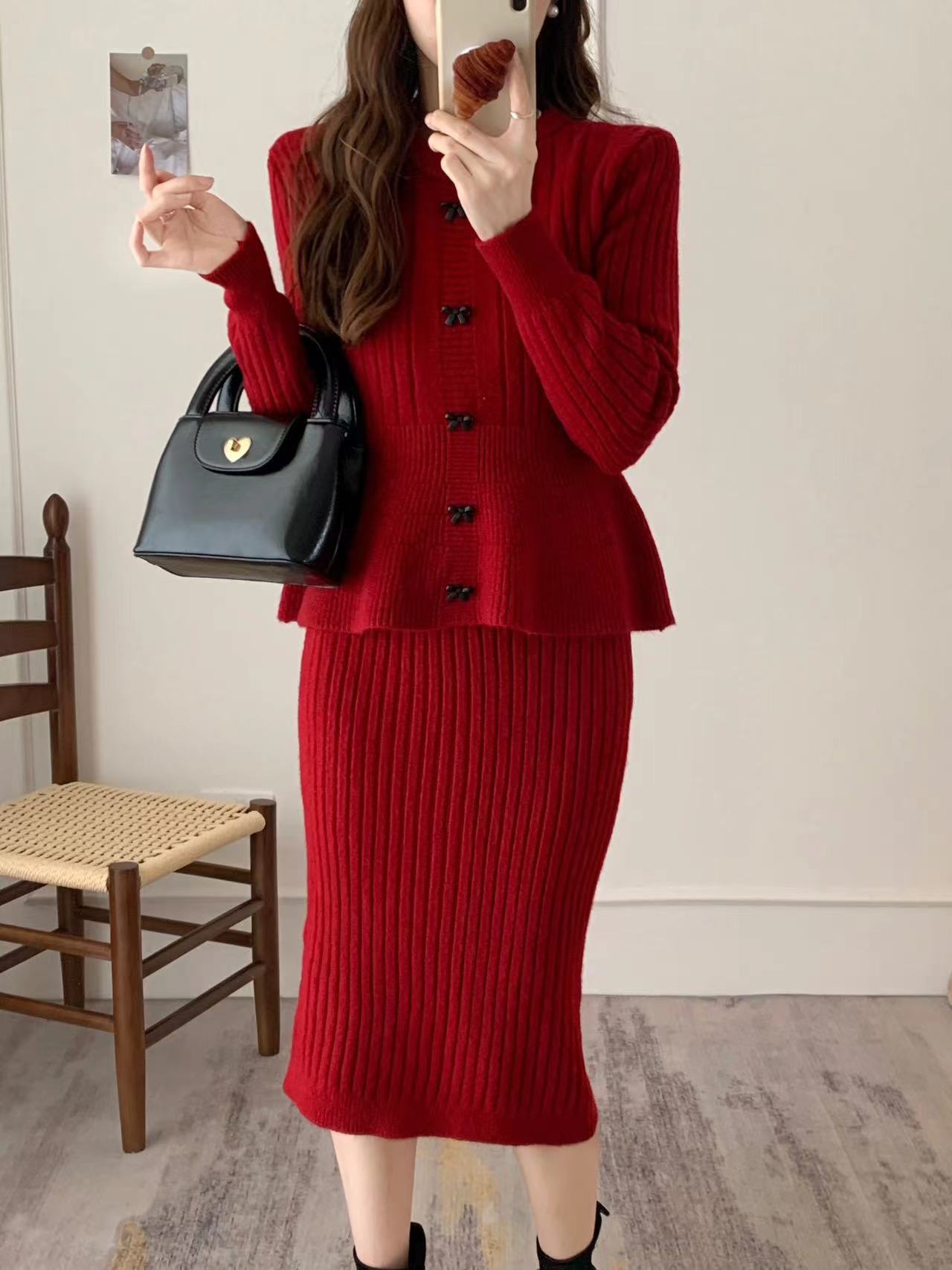 Damen Strickensemble mit elegantem Rock und feiner Knopfdetails WW