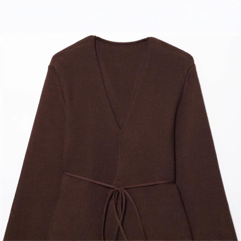 Damen Strickjacke mit raffiniertem V-Ausschnitt und taillierbarem Bindegürtel WW