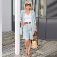 Damen elegantes Blazer-Shorts-Ensemble mit modischer Knopfdetail und hochwertigem Material WW