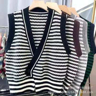 Damen Strickweste mit V-Ausschnitt und kontrastierendem Muster WW