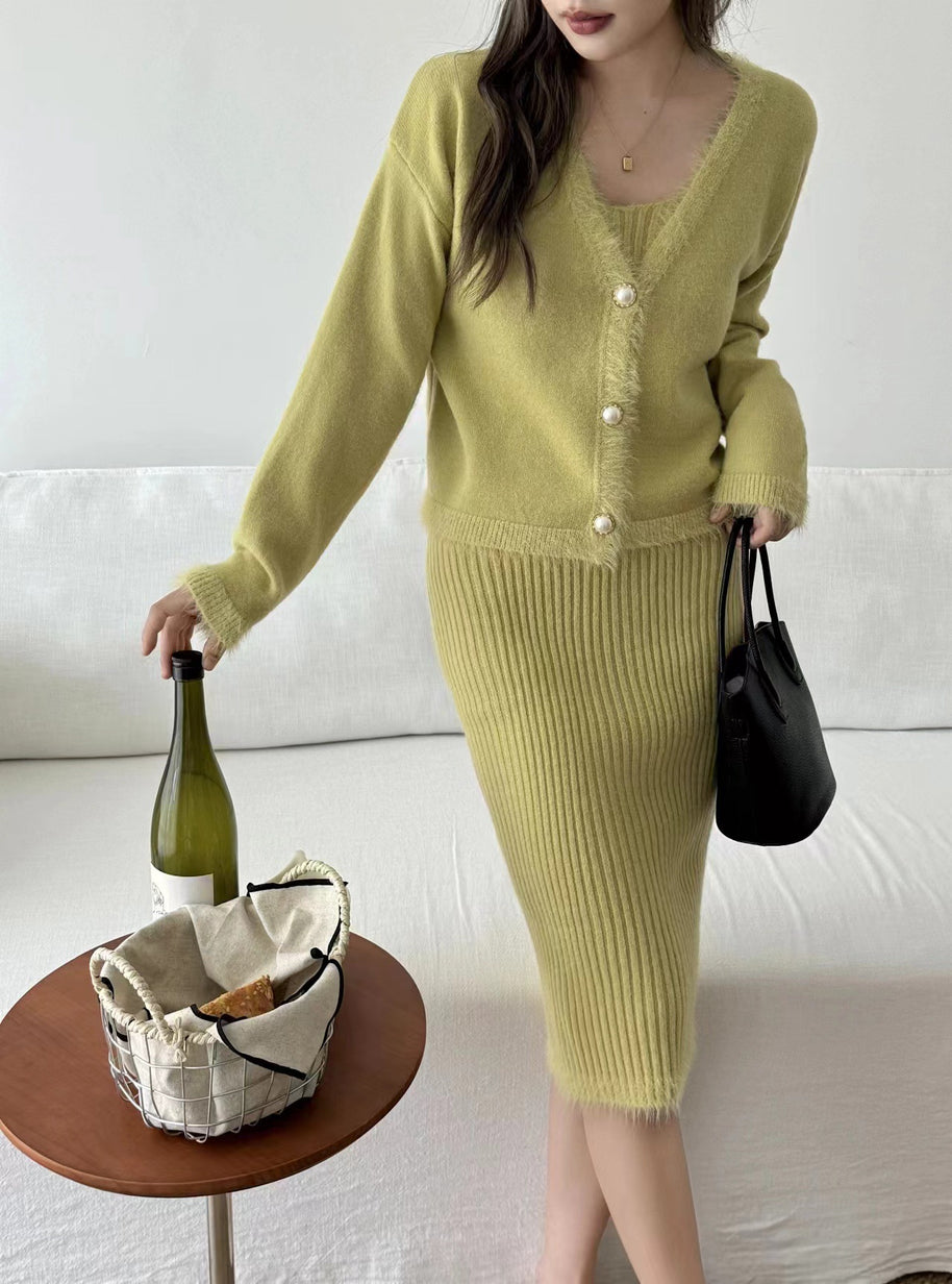 Damen Strickensemble mit V-Ausschnitt und dekorativen Perlenknöpfen WW