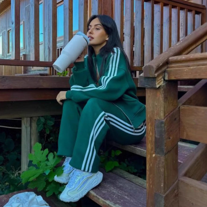 Damen sportlicher Kapuzenanzug mit durchgehendem Reißverschluss und seitlichen Streifen WW