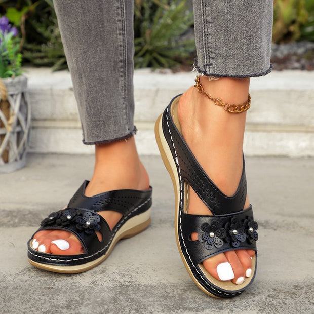 Damen Bequeme Fußbett-Sandalen mit modischen Lochmuster und eleganter Blütenapplikation WW
