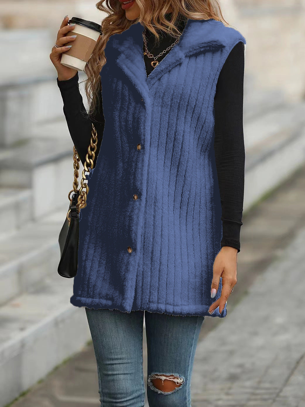 Damen Strickweste mit samtiger Oberfläche und modernen Knopfdetails WW