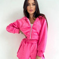 Damen sportliches Kurzarm-Trainingsset mit Kapuzenjacke und elastischen Shorts WW