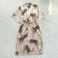 Damen Satin-Kimono-Robe mit lebhaftem Leopardenmotiv und elegantem Gürtel WW