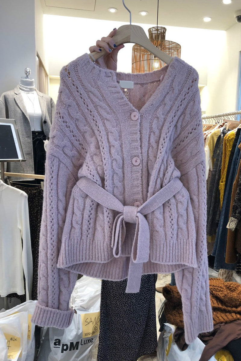 Damen Strickjacke mit Taillengürtel und Zopfmuster WW
