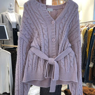 Damen Strickjacke mit Taillengürtel und Zopfmuster WW