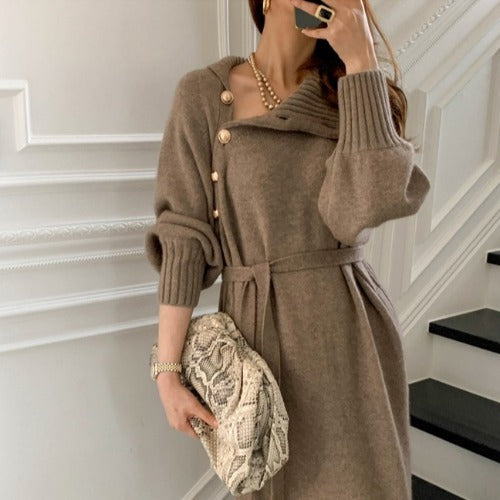 Damen Strickkleid mit hohem Kragen und dekorativen Knöpfen WW