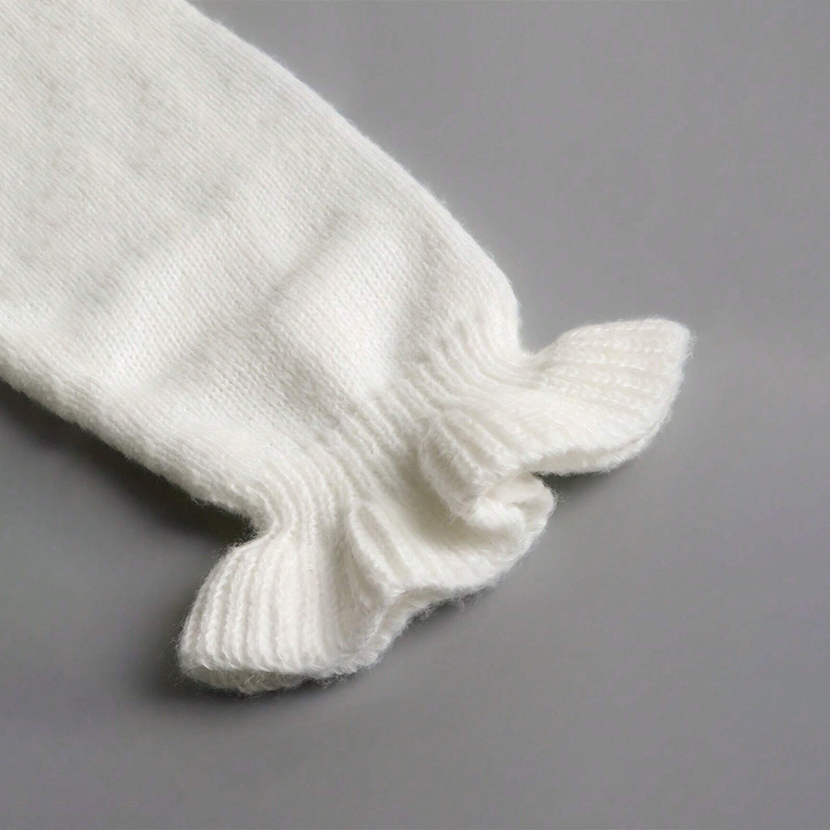 Damen Strickpullover mit Rüschendetails und perlenverzierten Knöpfen WW