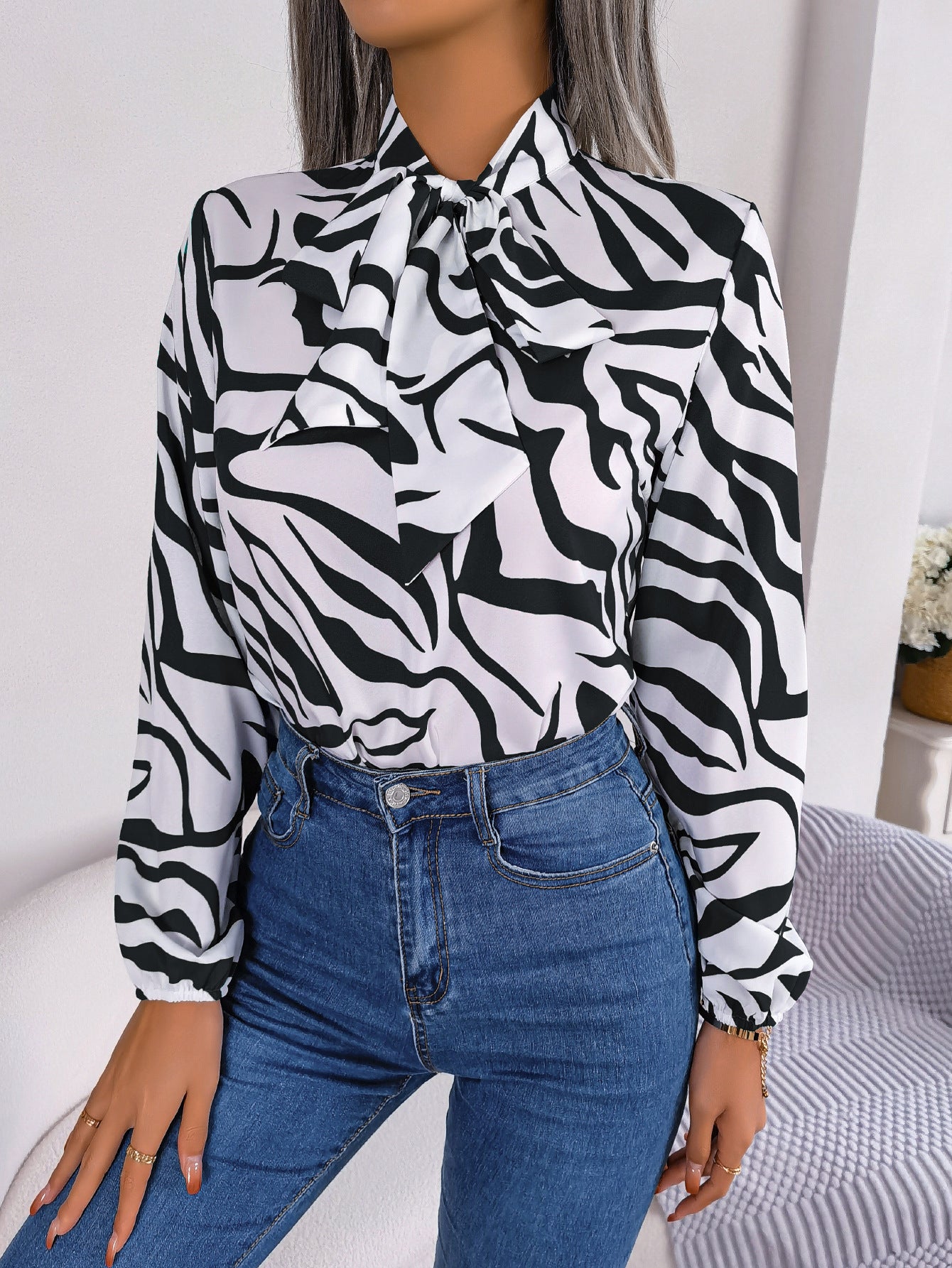 Damen Bluse mit modischem Zebra-Muster und elegantem Schleifenkragen WW