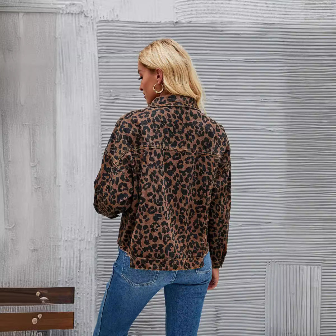 Damen Jeansjacke im angesagten Leo-Design mit cooler Schnittführung und lässigen Details W&W Mode