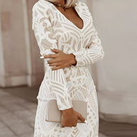 Noira™ – Figurbetontes Bodycon-Kleid mit V-Ausschnitt & Musterstruktur