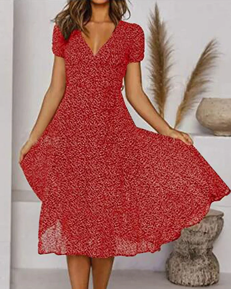 W&W Mode | Kurzarm, gemustertes Chiffon-Kleid mit V-Ausschnitt