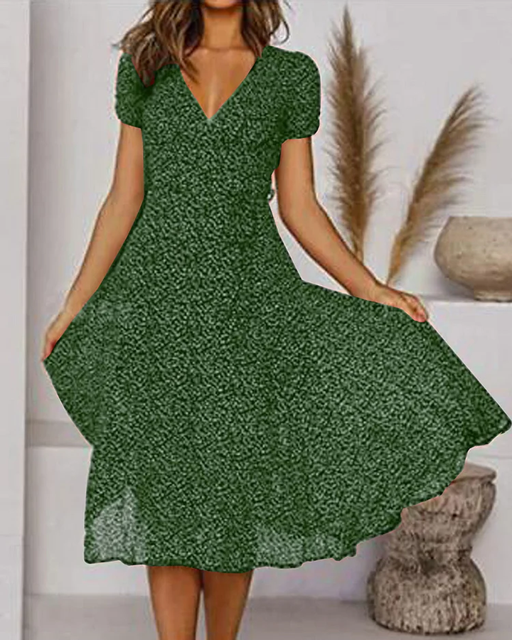 W&W Mode | Kurzarm, gemustertes Chiffon-Kleid mit V-Ausschnitt