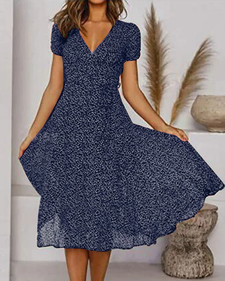 W&W Mode | Kurzarm, gemustertes Chiffon-Kleid mit V-Ausschnitt