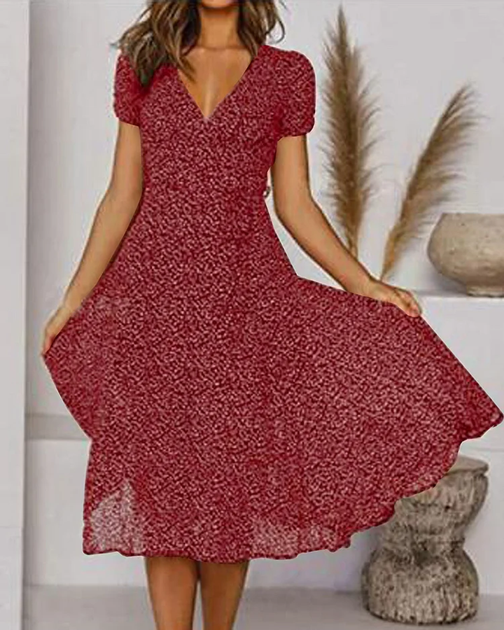 W&W Mode | Kurzarm, gemustertes Chiffon-Kleid mit V-Ausschnitt