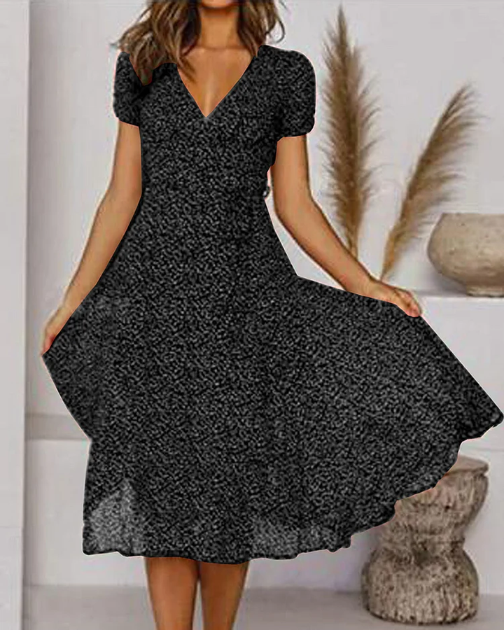 W&W Mode | Kurzarm, gemustertes Chiffon-Kleid mit V-Ausschnitt