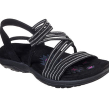 Nahaufnahme von schwarzen orthopädischen Sandalen mit überkreuzten Riemen