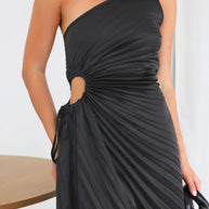 WW | One Shoulder Plissee Midi Kleid