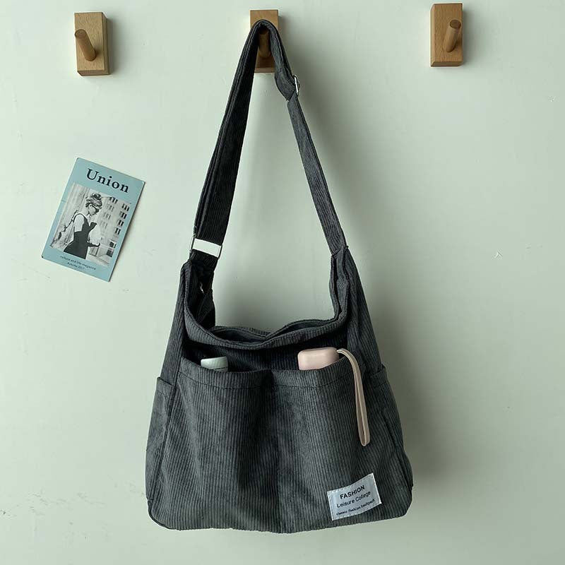WW | Weite Corduroy Schultertasche