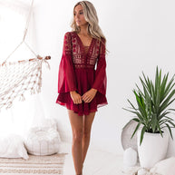 WW | Minikleid Boho Stil Flare Passform Tiefer V-Ausschnitt Lange Trompetärmel