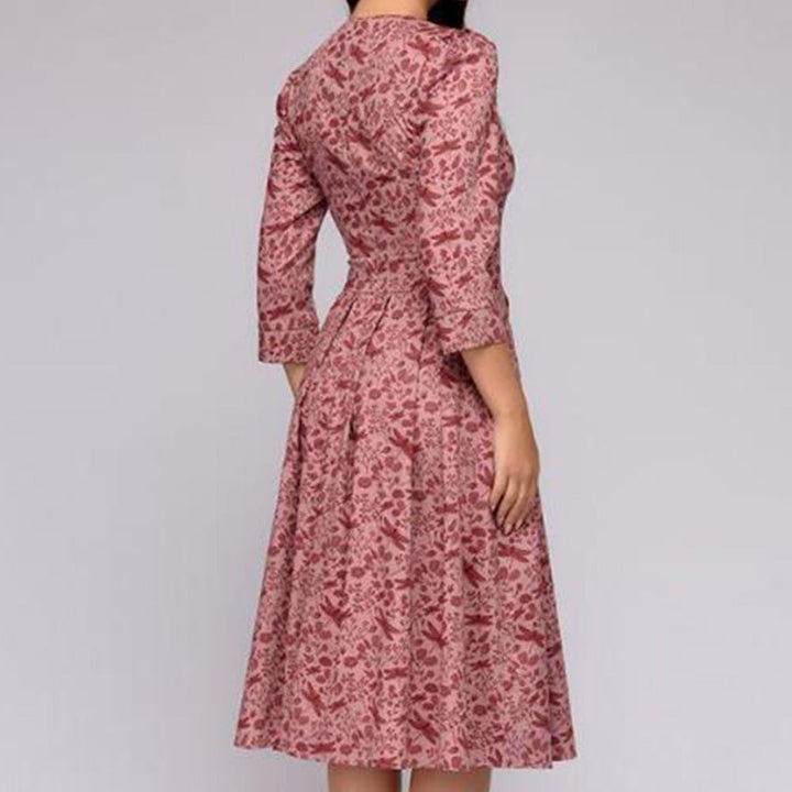 Rückansicht einer Frau, die ein rosa retrozo edles mid-length Kleid trägt