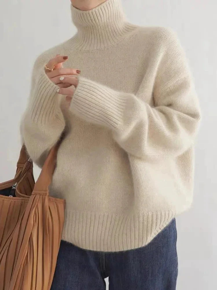 Modell, das einen aprikose rollkragenpullover trägt