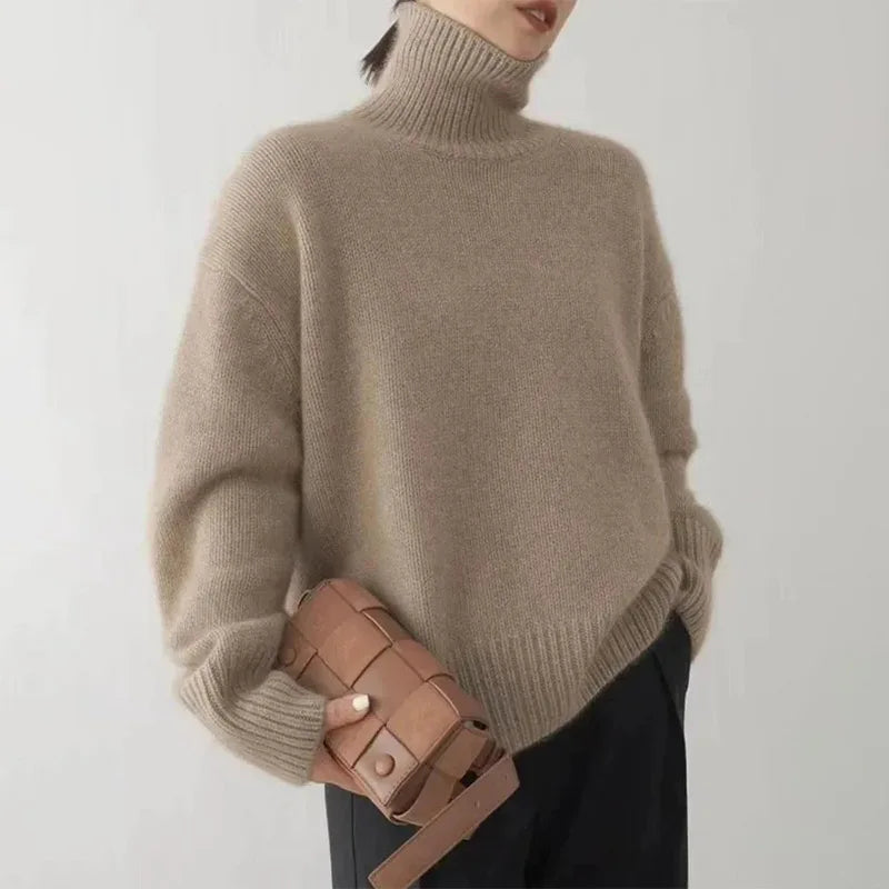 Modell, das einen kamel rollkragenpullover trägt