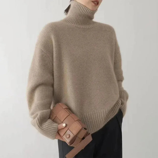 Modell, das einen kamel rollkragenpullover trägt
