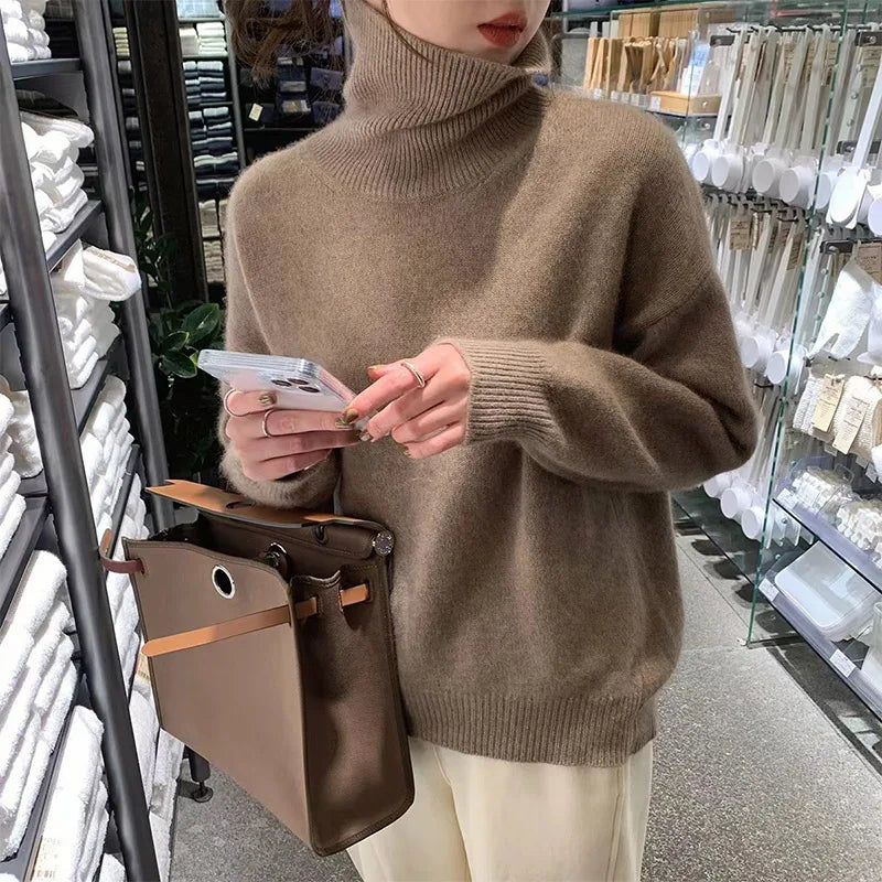 Modell, das einen kaffee rollkragenpullover trägt