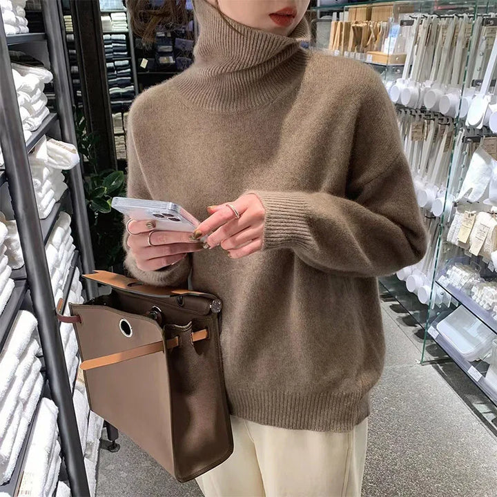 Modell, das einen kaffee rollkragenpullover trägt