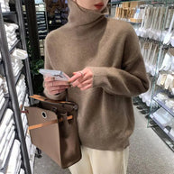 Modell, das einen kaffee rollkragenpullover trägt