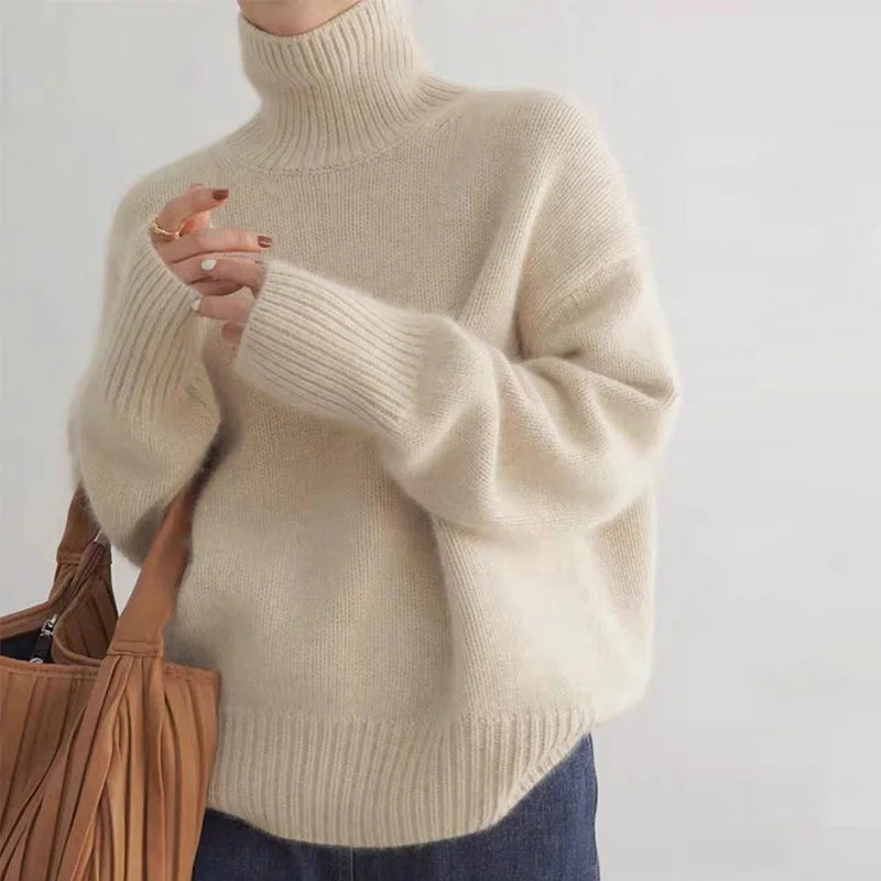 Model, das einen aprikose rollkragenpullover mit einer braun tasche trägt