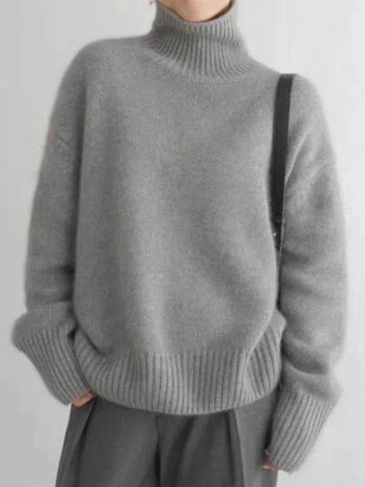 Modell, das einen grau rollkragenpullover trägt