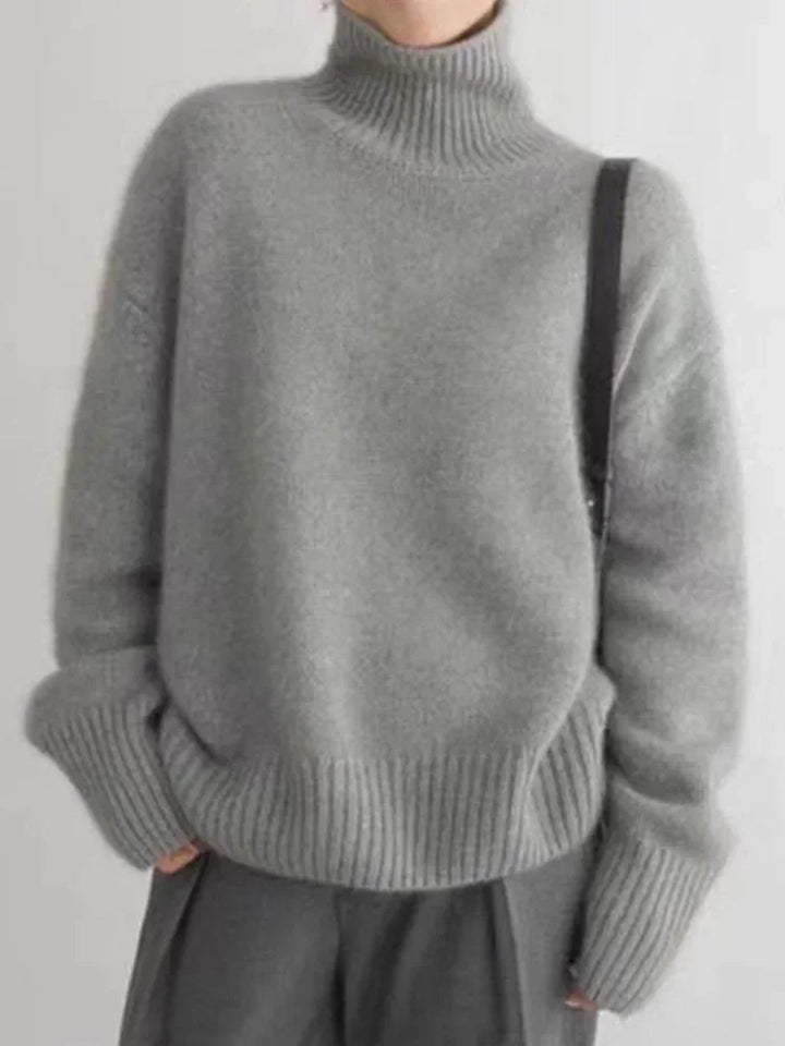 Modell, das einen grau rollkragenpullover trägt