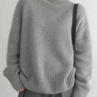 Modell, das einen grau rollkragenpullover trägt