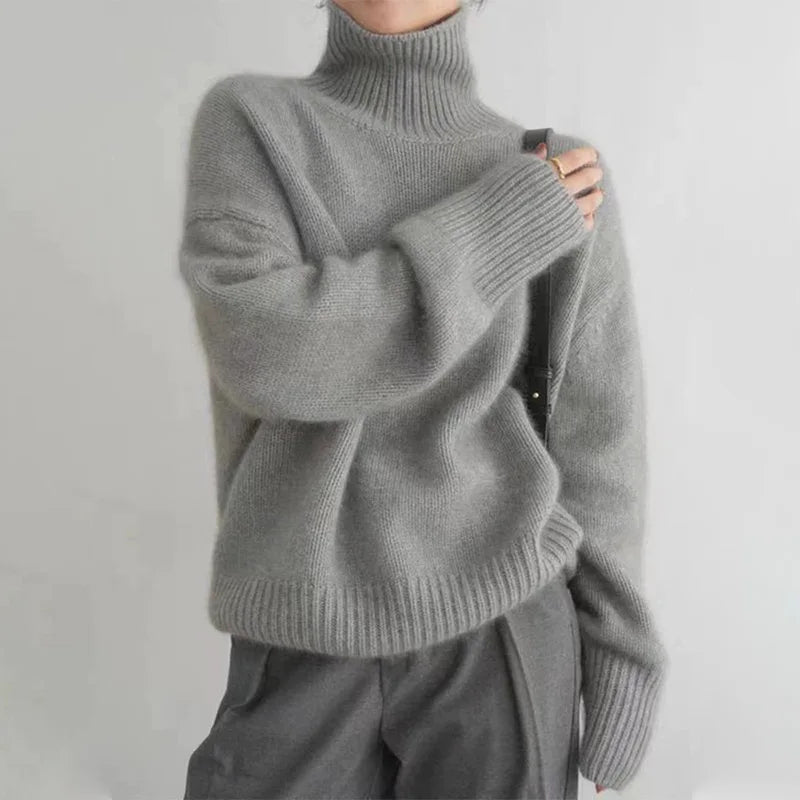 Grau rollkragenpullover, getragen von einem modell